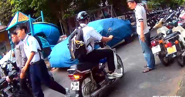 Học sinh ở TP.HCM đi xe máy: Gửi xe bên ngoài rồi đi bộ vào lớp