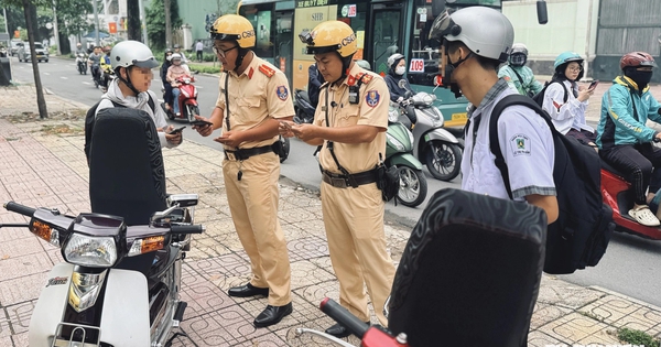 Bị CSGT thổi, học sinh bất ngờ: Phải đúng sinh nhật mới được chạy xe gắn máy?