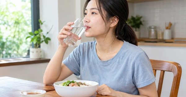 Uống nước sau ăn có làm loãng axit dạ dày?