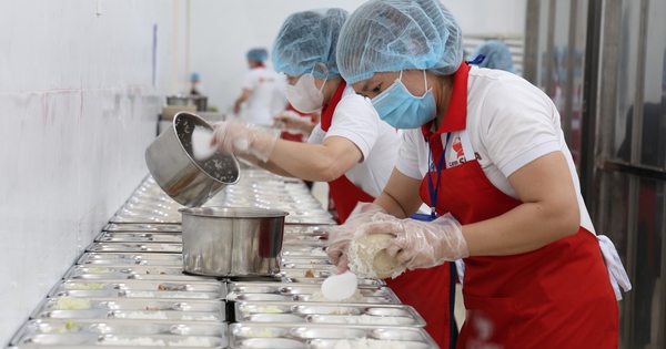 Lăng kính bạn đọc: Tiêu chuẩn cao cho bữa ăn bán trú