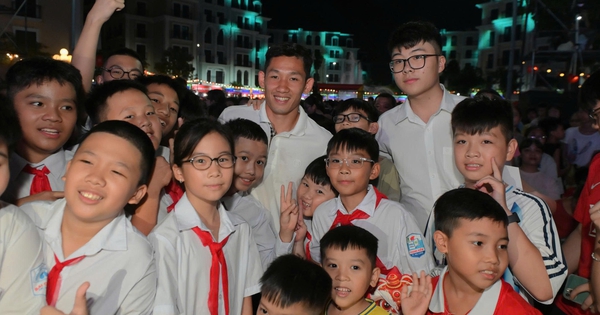 Tiền vệ Hai Long cùng hàng nghìn trẻ em vui trung thu bên vịnh Hạ Long