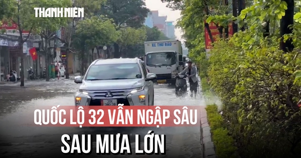 Quốc lộ 32 vẫn ngập sâu, sóng đánh vào nhà dân