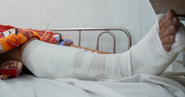 Sức khỏe người phụ nữ bị cây ngã đè bị thương nặng ở TP.HCM