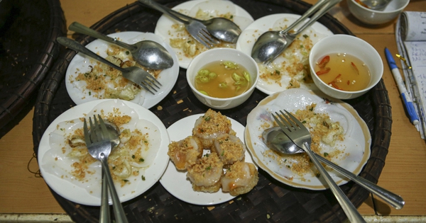 Quán bánh Huế hơn 50 năm, ngày lễ đông khách phải treo bảng 'hết bánh, hết bàn'