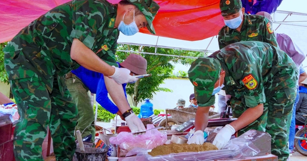 Lính biên phòng túc trực xuyên lễ ở nghĩa trang liệt sĩ tìm đồng đội