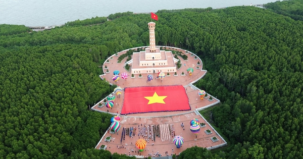 Lễ chào cờ ở Đất Mũi với lá cờ Tổ quốc bằng vải lớn nhất Việt Nam