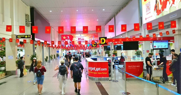 Rực rỡ cờ đỏ sao vàng, Vietjet mang Tết Độc lập lên độ cao 10.000 mét