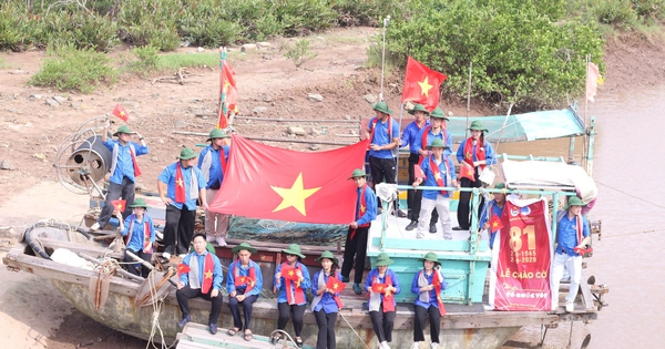 Độc đáo Lễ chào cờ 'Tôi yêu Tổ quốc tôi' trên thuyền đánh cá