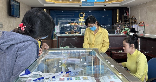 Vàng nhẫn diễn biến lạ