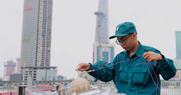 Pháo hoa mừng Quốc khánh ở sông Sài Gòn tạo hình cây tre, vận hành tự động