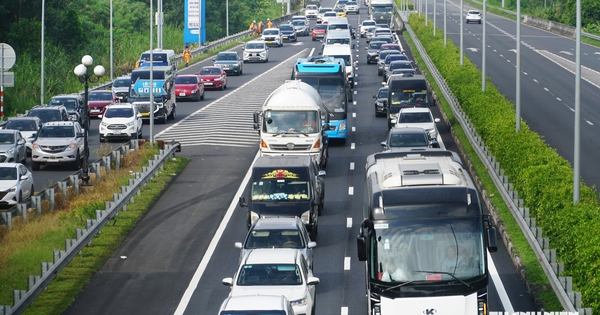 Lần đầu tiên cao tốc TP.HCM - Long Thành tạm đóng 1 chiều để đón dòng xe đổ về sau lễ