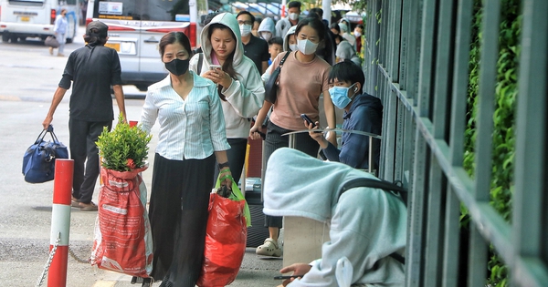Trưa nay, đông người trở lại TP.HCM ngày cuối kỳ nghỉ lễ 2.9: 'Tối đi xem pháo hoa!'