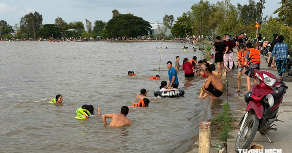 Cả ngàn người vùng biên kéo nhau đi tắm đồng vào dịp lễ