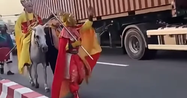 Xác minh clip 'thầy trò Đường Tăng' cưỡi ngựa vào làn ô tô ở TP.HCM