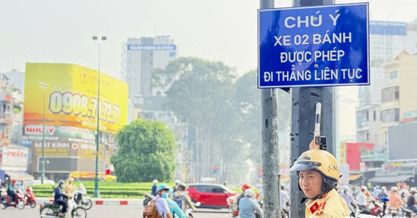 Xe máy được đi thẳng liên tục ở vòng xoay, muốn rẽ trái, rẽ phải thì sao?