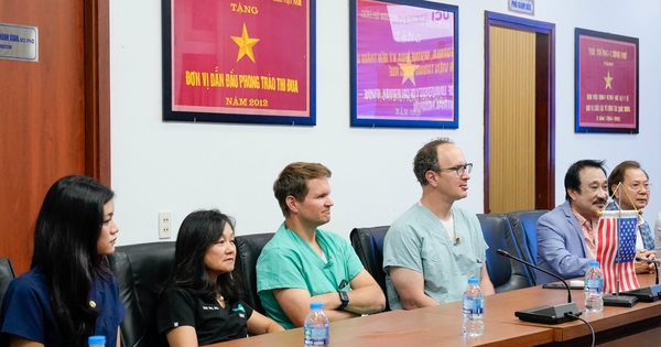 Chuyên gia Mỹ đến Huế trao đổi chuyên môn, hợp tác đào tạo phẫu thuật mắt