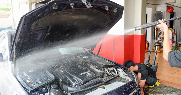 Vì sao không nên xịt rửa khoang động cơ ô tô ngay sau khi đi mưa?