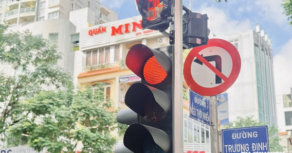 Nhiều giao lộ trên đường Ngô Thời Nhiệm vừa lắp đèn tín hiệu: Có gì thay đổi?