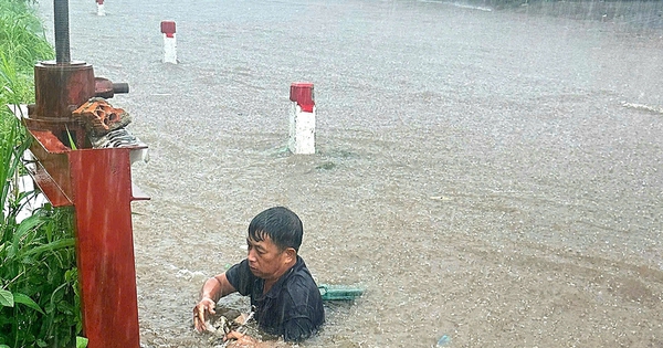 Trưởng thôn lội nước xiết khơi thông cống