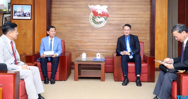 Anh Nguyễn Kim Quy tiếp xã giao đoàn bác sĩ tình nguyện của Campuchia