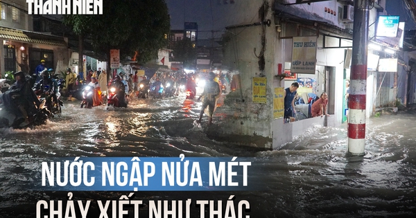 Mưa lớn ở TP.HCM, nước cuồn cuộn khiến người dân 'mắc kẹt' giữa giờ tan tầm