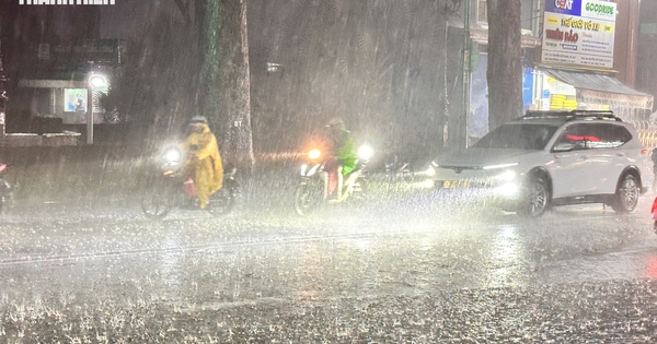 Đám mây giông khổng lồ vẫn còn, TP.HCM và Nam bộ tiếp tục mưa lớn