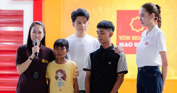 Hoa hậu Việt bật khóc trước cậu bé người Raglai vừa học vừa chăm mẹ ung thư