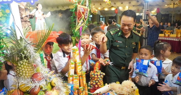 Bộ đội biên phòng Quảng Trị mang Trung thu đến trẻ em vùng biên Việt - Lào
