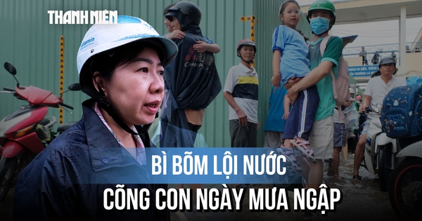 Mưa lớn, sân trường ngập sâu: Phụ huynh xắn quần, lội nước vào tận lớp đón con