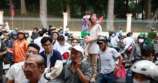Những học sinh 'lớn lên sau yên xe'