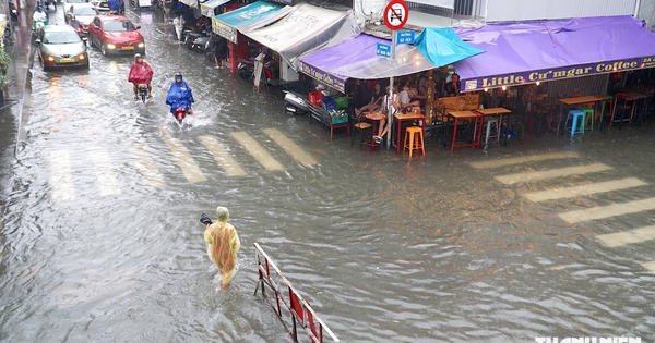 Phố Tây Bùi Viện ngập sâu sau mưa lớn, chính quyền đặt rào chắn hạn chế xe