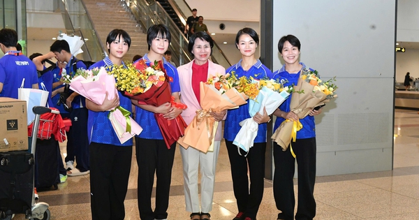 Các cô gái vàng karate Việt Nam trở về quê hương: Chiến tích lẫy lừng, niềm vui chất ngất