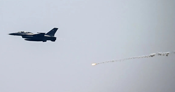 Pakistan không kích 10 địa điểm tại Afghanistan
