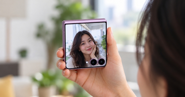 Tính năng ẩn biến màn hình ngoài Galaxy Z Flip8 thành gương soi