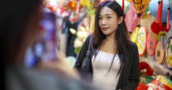 Phố Hàng Mã bất ngờ thông thoáng, khách tha hồ tạo dáng