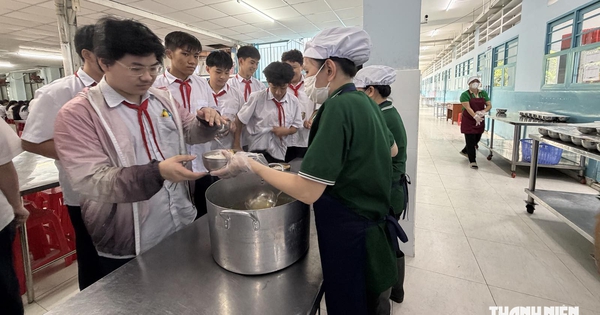 Trường ngưng bữa ăn bán trú vì thủ tục, Sở An toàn thực phẩm TP.HCM nói gì?