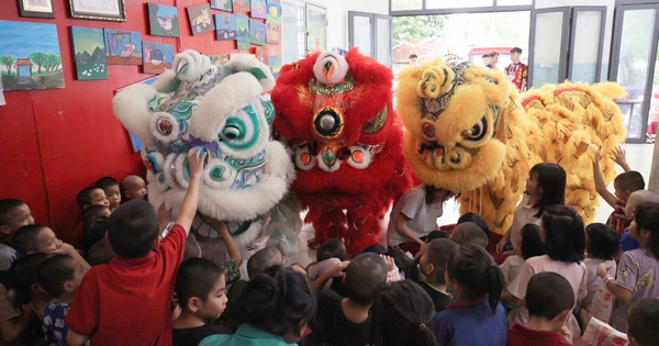 Lần đầu múa lân ở mái ấm, học sinh kiên nhẫn chờ các bé chạm vào đầu lân