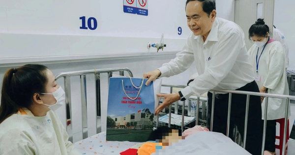 Chủ tịch Quốc hội Trần Thanh Mẫn thăm, tặng quà bệnh nhi dịp tết Trung thu