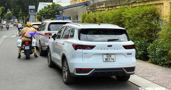 Dừng ô tô vài phút đón người, tài xế có được tắt máy rời ghế lái?