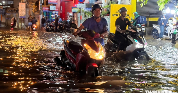 Mưa lớn ở TP.HCM, đường Mã Lò lại thành 'sông', nhiều xe chết máy