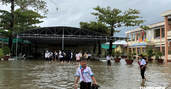 Mưa gây ngập sâu tại Cà Mau, học sinh mầm non đến THCS Khánh Bình nghỉ học
