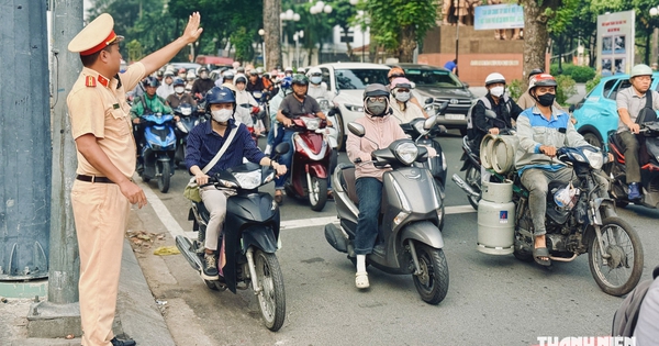 Bật xi nhan trước giao lộ bao xa? CSGT hướng dẫn mốc 30 - 50 m