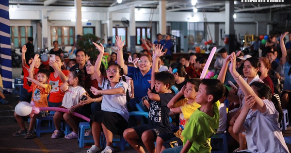 Tổ chức trung thu, trao học bổng cho con người lao động ở TP.HCM