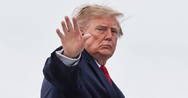 Ông Trump gạt bỏ đề xuất mở cửa eo biển Hormuz, nói 'Iran đang thua đậm'