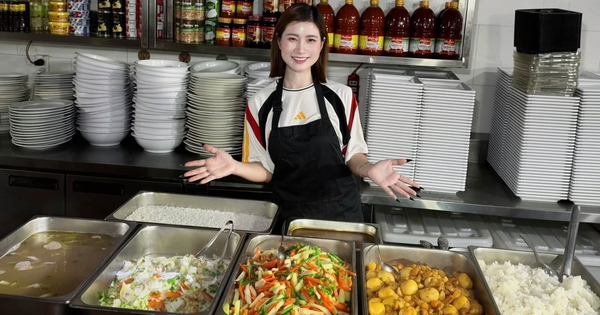 Tạm gác công việc, chủ nhà hàng nấu 200 suất cơm tặng bà con vùng lũ