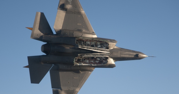 Rộ tin Trung Quốc đang giữ lô linh kiện F-35 của Mỹ