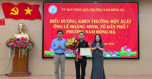 Cứu 4 học sinh giữa biển, người đàn ông được khen thưởng đột xuất