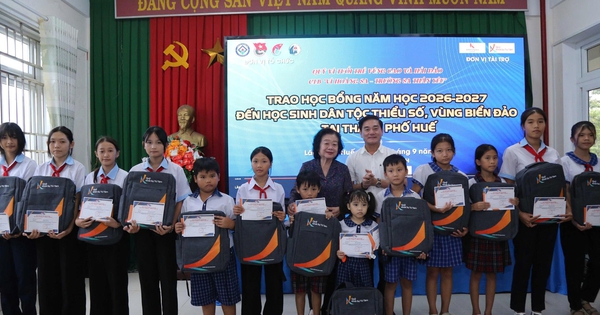 Quỹ Khởi Sự Từ Tâm trao học bổng, bàn giao công trình nhà vệ sinh tại Huế