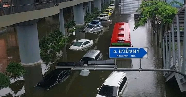 Mưa ngập Bangkok, chàng trai Việt canh điện thoại giúp đồng hương có xe chết máy