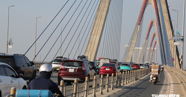 Các biển mốc khoảng cách trên cầu Nhật Tân đã được gỡ bỏ